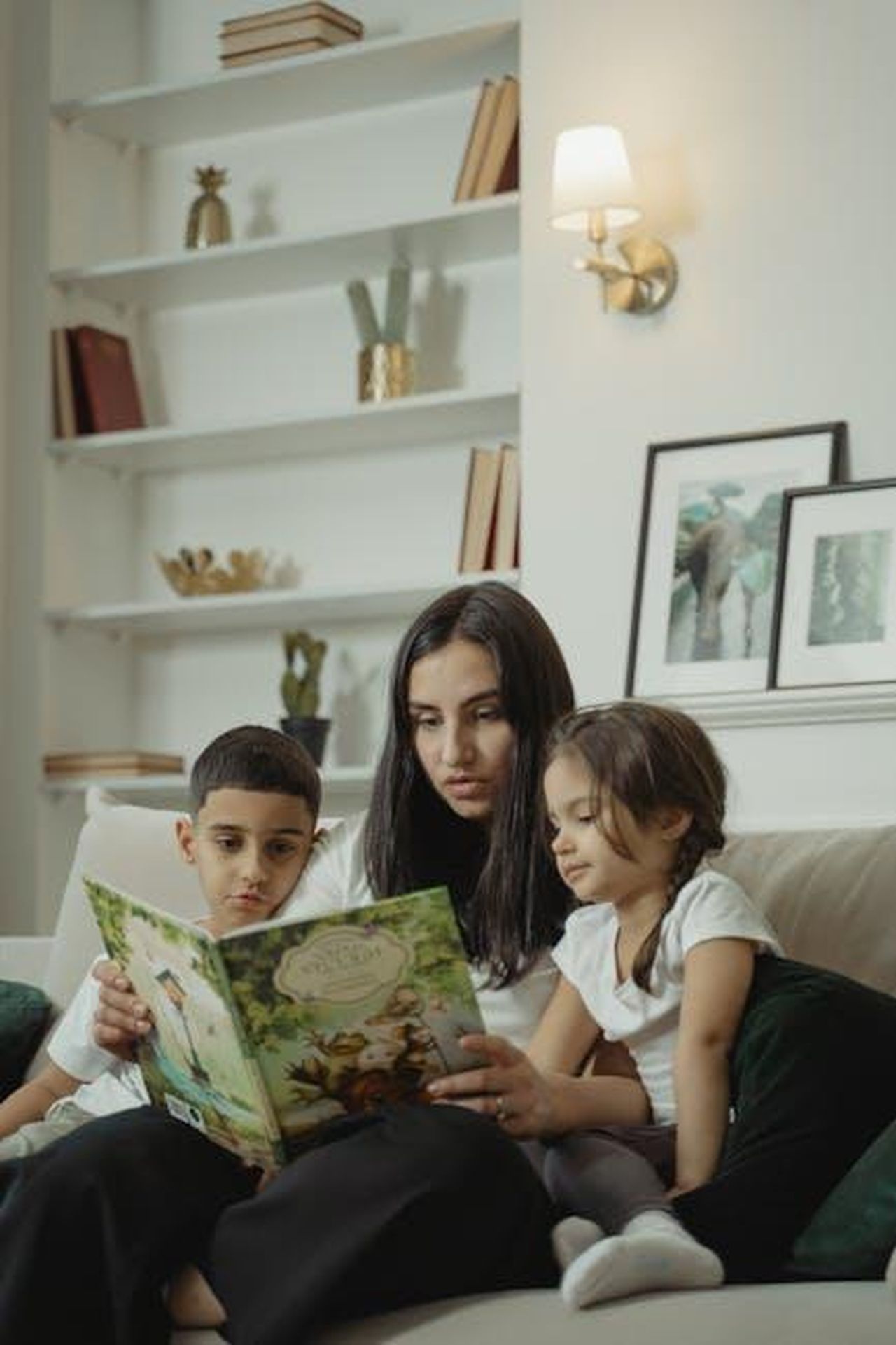 Il_video_emozionante_di_Chandler_Powell_mHtRjHFyRv - Confidenze24 Source: Tima Miroshnichenko - pexels - A mom reads to her children in the living room, highlighting bonding and educational moments.