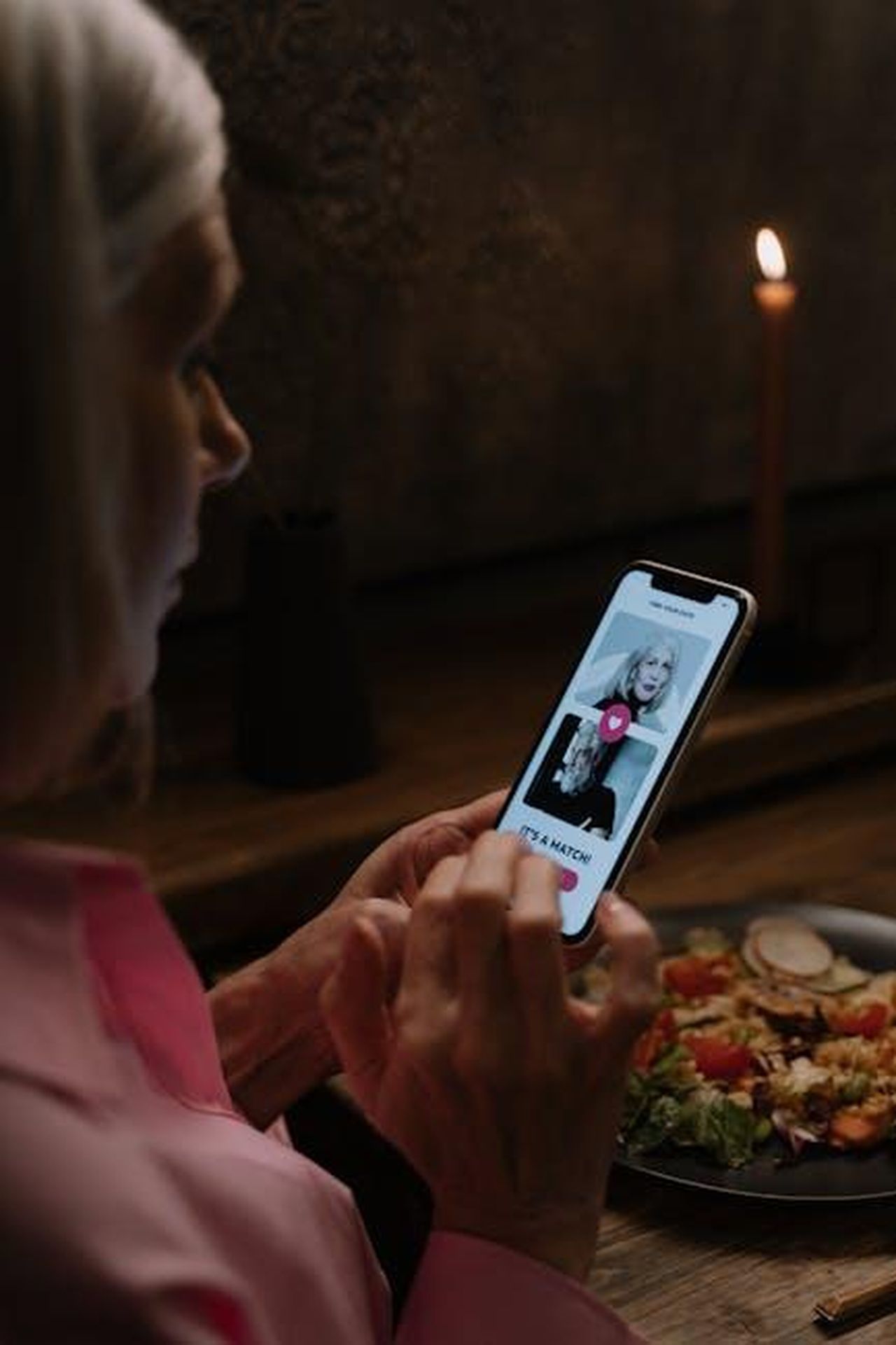 Imbarazzante_e_umiliante_ammissione_sul_dating_dIx7LoAC7k - Confidenze24 Source: cottonbro studio - pexels - Elderly woman explores dating app during a cozy dinner.