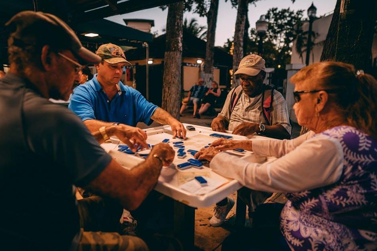 Imparare_il_mahjong_con_le_amiche_Z5ls9aTi0q - Confidenze24 Source: Sami Abdullah - pexels - A group of people engaging in a game of mahjong outdoors in Miami, FL.