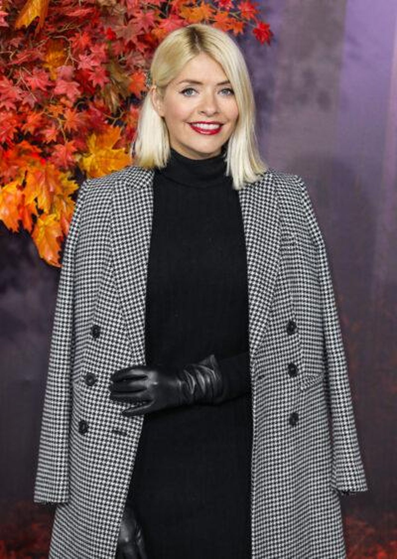 Incertezza_per_il_futuro_di_Holly_Hnh3oaCQzf - Confidenze24 Source: Splash News - - Holly Willoughby sorridente sul tappeto rosso