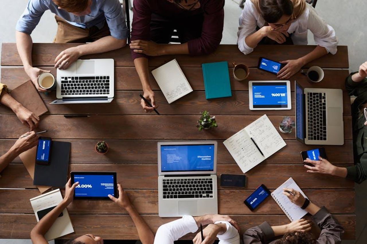 Incontri_fortunati_come_si_sono_conosciuti_Dolly_e_Carl_jiCPD6kuUC - Confidenze24 Source: fauxels - pexels - Overhead view of a diverse team in a business meeting using laptops and tablets.