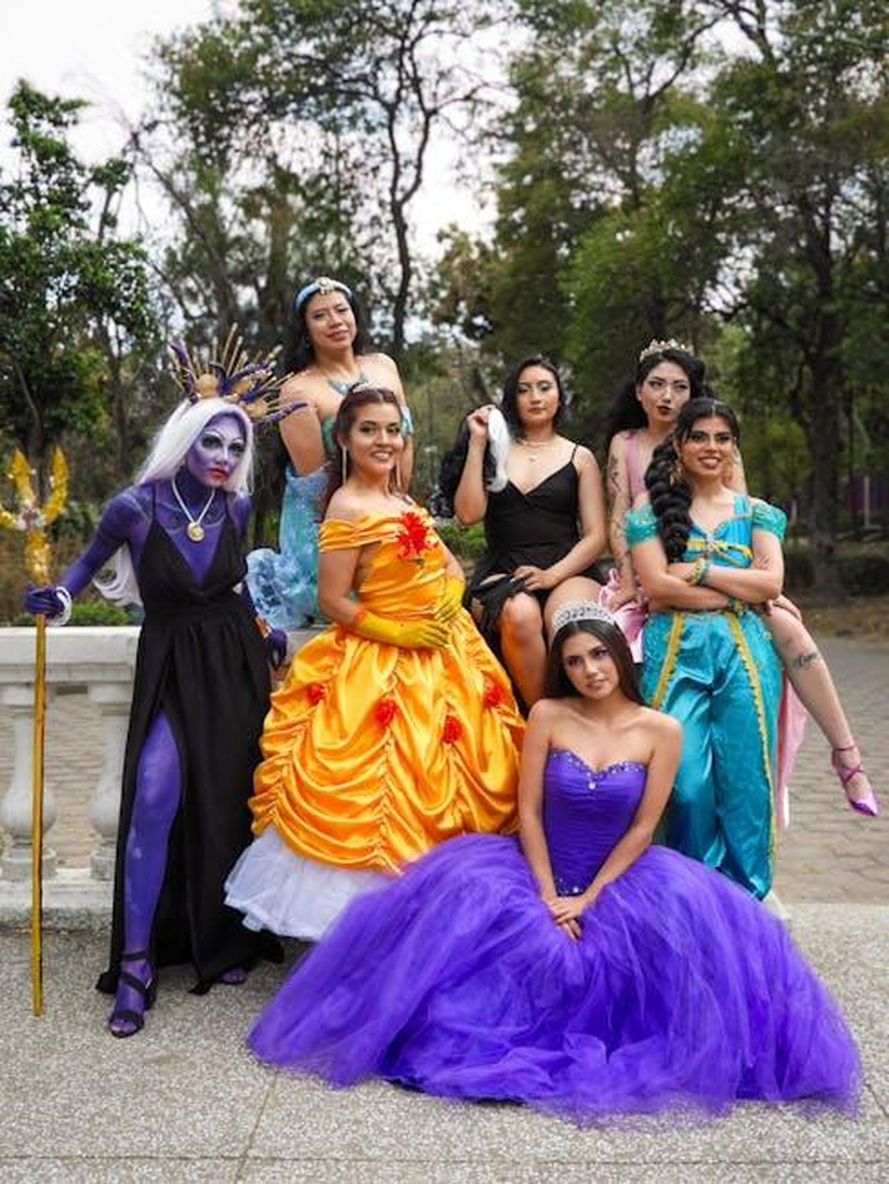 Incontri_magici_con_i_personaggi_Disney_b32oSKghuP - Confidenze24 Source: Ericka Sánchez - pexels - A vibrant outdoor group photo of adults in princess costumes showcasing colorful dresses in Mexico City.