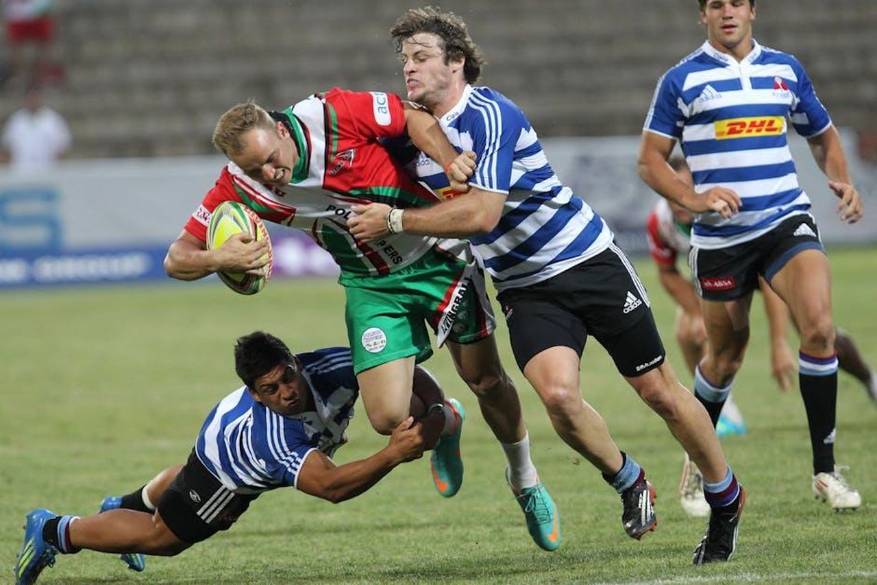 Incontro_con_i_giocatori_infortunati_A35UYpldY0 - Confidenze24 Source: Patrick Case - pexels - Dynamic action shot of rugby players in a fierce tackle during a lively outdoor game.