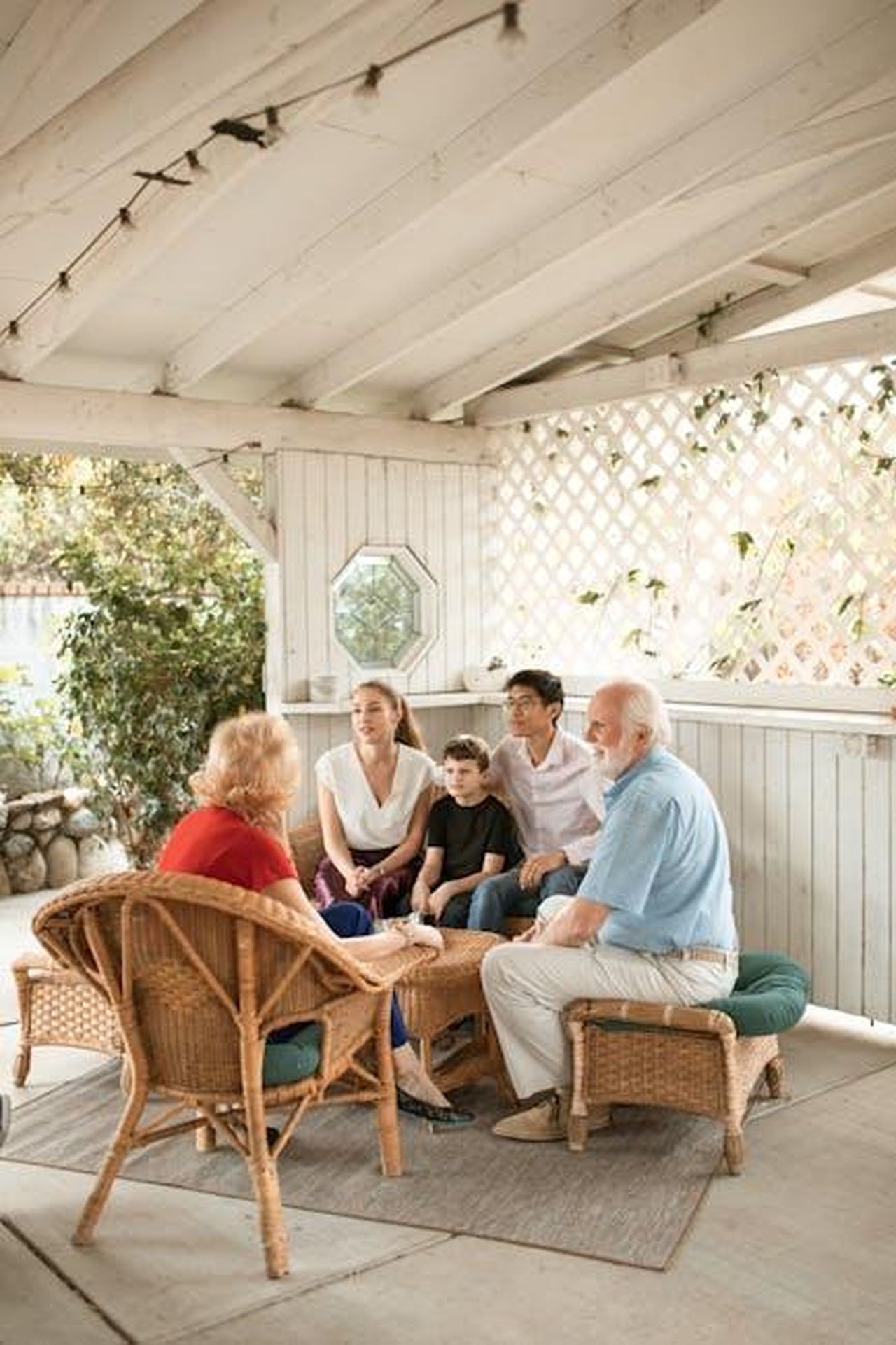 Incontro_con_le_famiglie_drddUJrSG8 - Confidenze24 Source: RDNE Stock project - pexels - Family enjoys quality time together on cozy outdoor porch with wicker chairs.