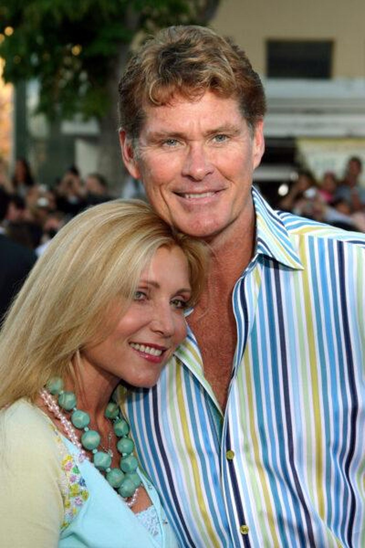 Incontro_tra_Pamela_Bach_e_David_Hasselhoff_nel_1985_4rAn2lQNHF - Confidenze24 Source: Shutterstock - - David Hasselhoff e Pamela Bach sorridenti