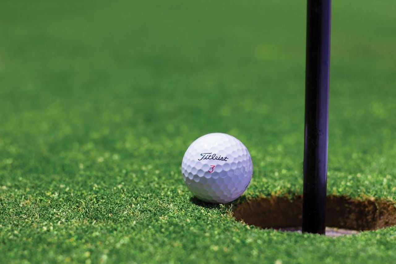 Informazioni_sui_figli_di_Vanessa_e_Tiger_GNwiukm43P - Confidenze24 Source: tyler hendy - pexels - Close-up of a golf ball near a hole on a vibrant golf green, capturing the moment of near success.