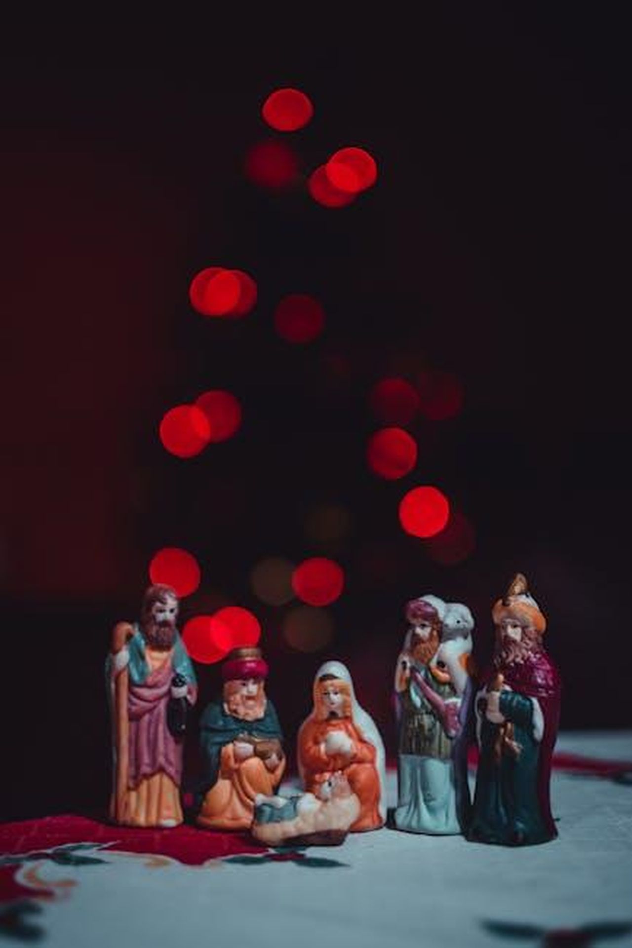 Informazioni_sulla_famiglia_di_Lisa_Marie_Presley_X6e3OaV41i - Confidenze24 Source: Vinícius Vieira ft - pexels - A beautifully lit nativity scene featuring miniature figurines and festive bokeh lights in the background.
