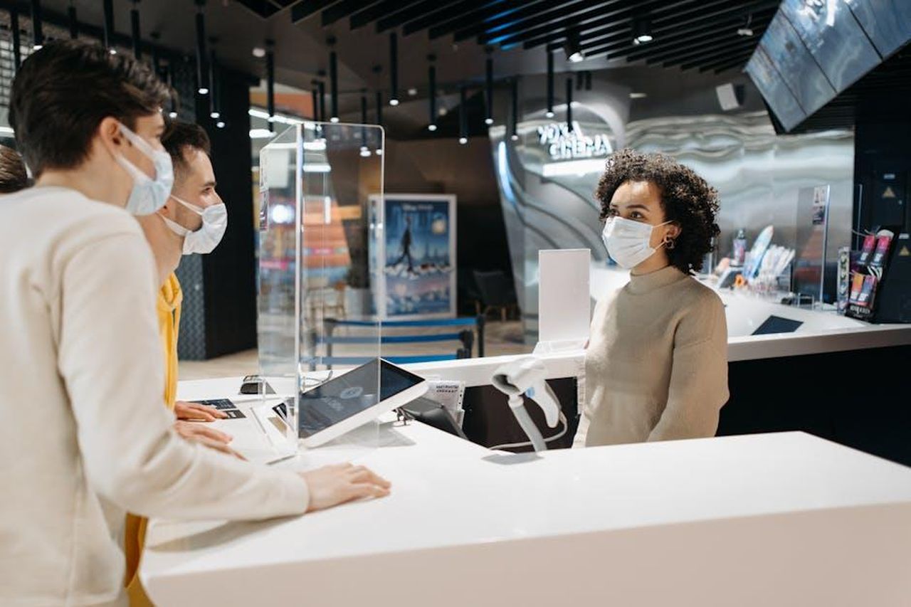 Informazioni_sulla_vendita_dei_biglietti_Sqk526OXyj - Confidenze24 Source: Pavel Danilyuk - pexels - People at cinema counter wearing masks as part of new normal safety measures.