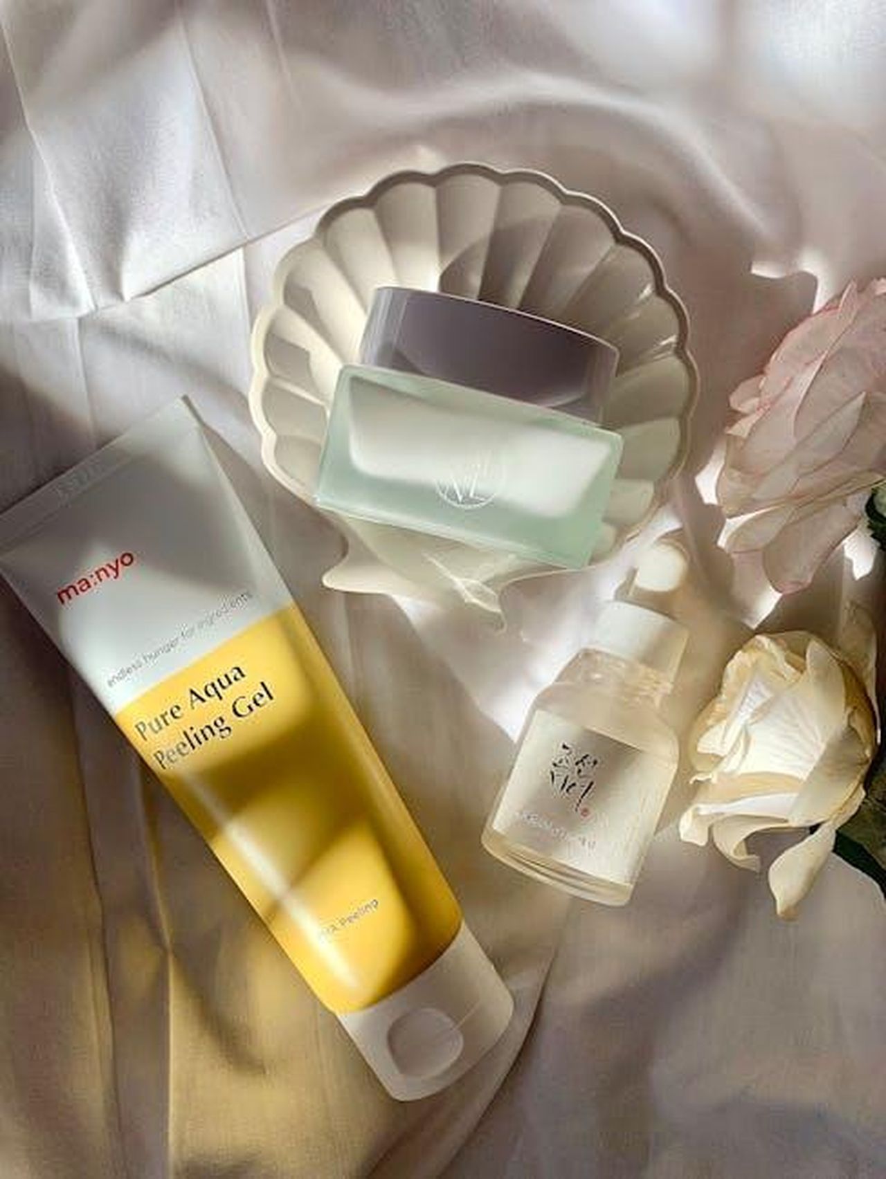 Ingredienti_chiave_del_CeraVe_Skin_Renewing_Night_Cream_glrvIDPXuN - Confidenze24 Source: anfel lanane - pexels - Stylized skincare products arrangement with soft lighting and flowers.