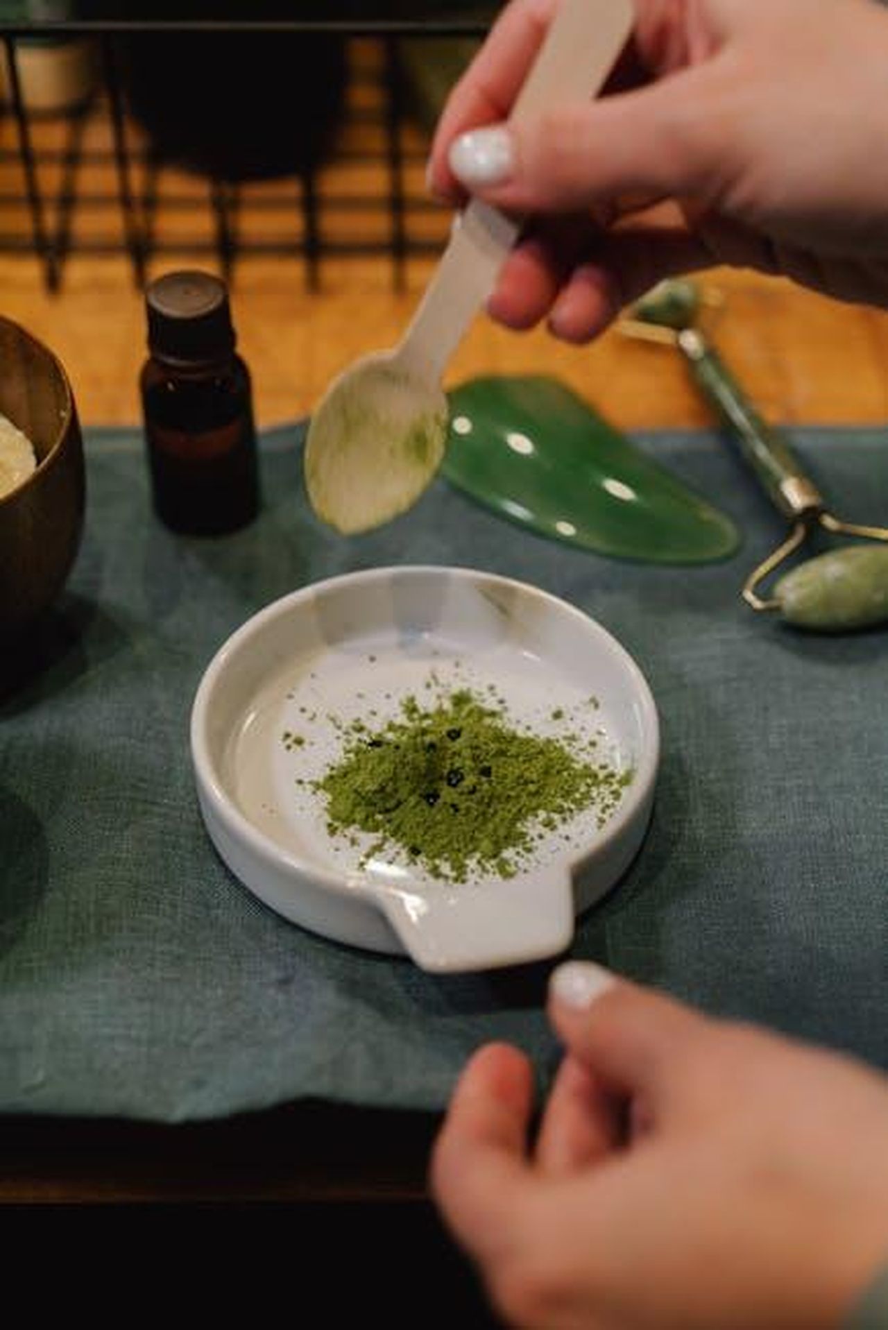 Ingredienti_chiave_e_benefici_del_Naturium_MultiPeptide_pZs8f8mavP - Confidenze24 Source: Mikhail Nilov - pexels - A person blends herbal powder for skincare treatment indoors.