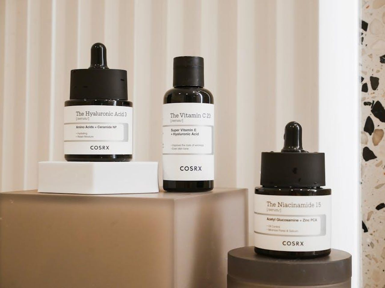 Ingredienti_e_tecnologia_della_crema_Dr_Brandt_7rkSR14y92 - Confidenze24 Source: PinkWitch 诸葛筱暖 - pexels - Elegant display of COSRX skincare bottles on a modern backdrop. Perfect for beauty and wellness content.