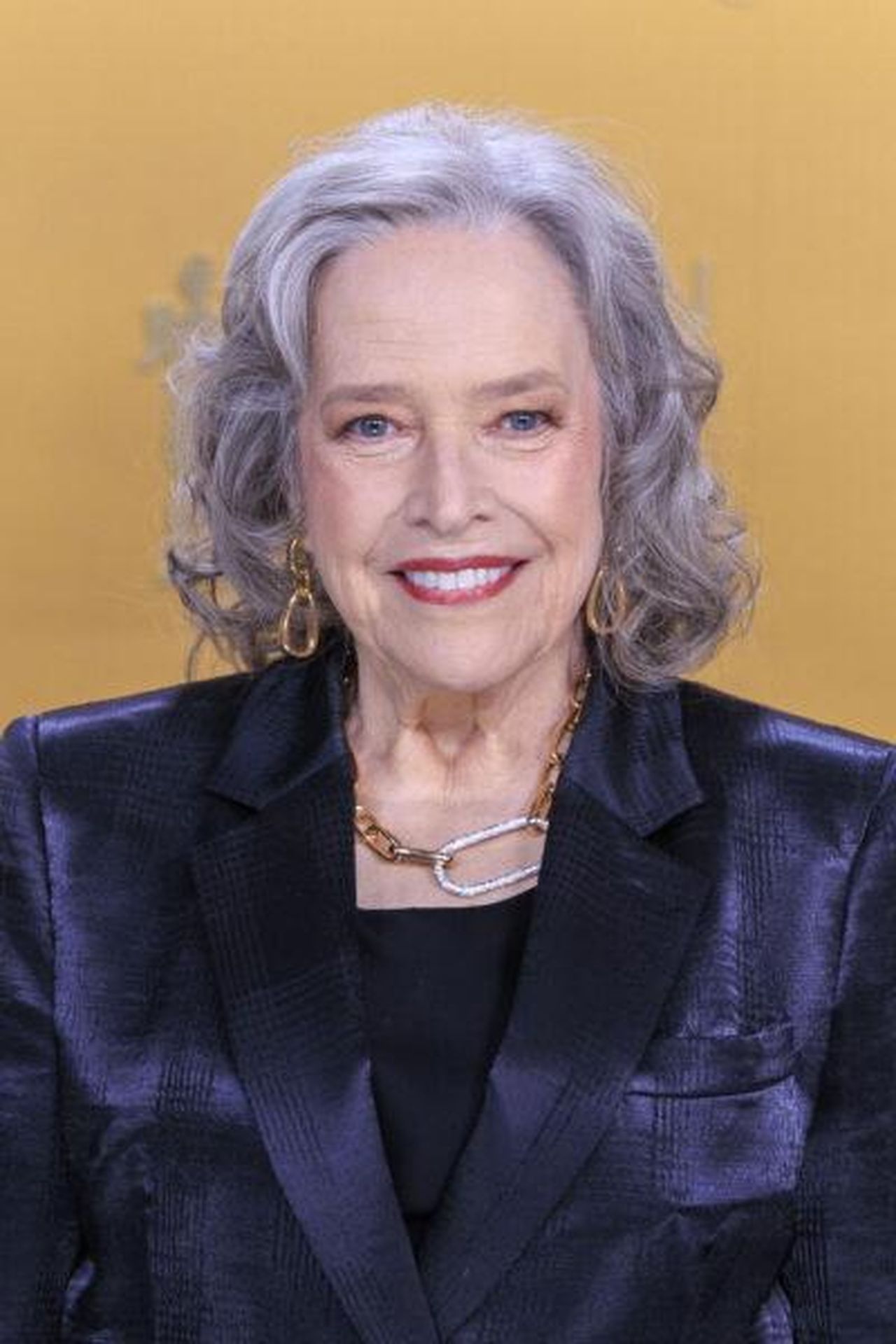 Iniezioni_dimagranti_considerate_una_grave_preoccupazione_per_la_salute_6HdHBxAsFy - Confidenze24 Source: Cover Images - - Kathy Bates sorridente con un abito scuro