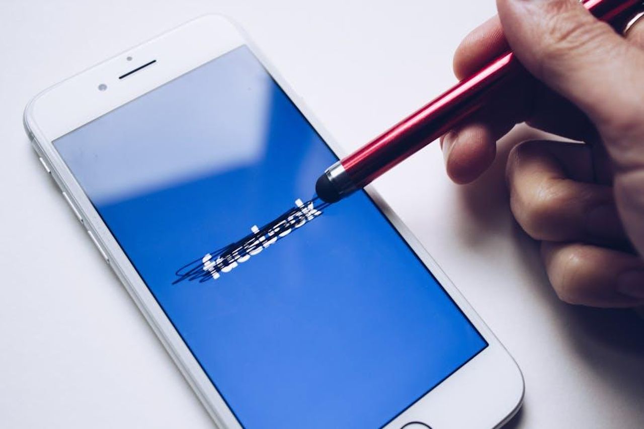 Interazioni_sui_Social_Media_HLfdFfsHJN - Confidenze24 Source: Thought Catalog - pexels - Close-up of a smartphone with a stylus crossing out text on its screen.