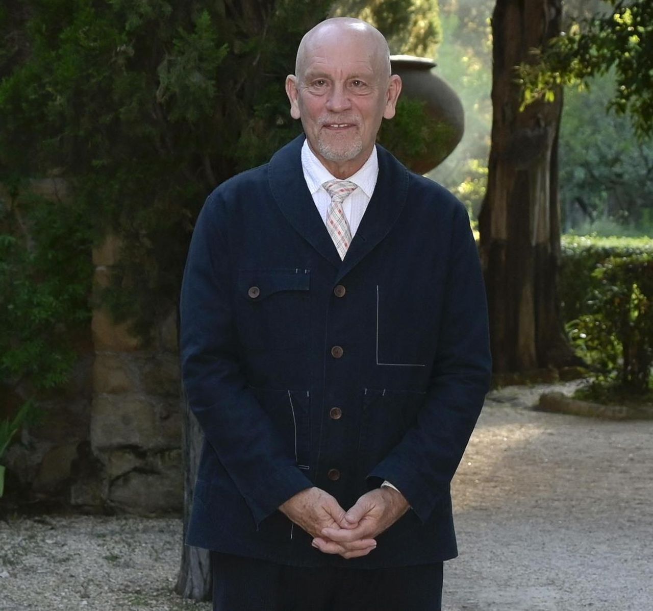 Intervista_a_John_Malkovich_la_sua_carriera_e_la_vita_personale_bZBhTa24lz - Confidenze24 Intervista a John Malkovich: la sua carriera e la vita personale John Malkovich in un'intervista