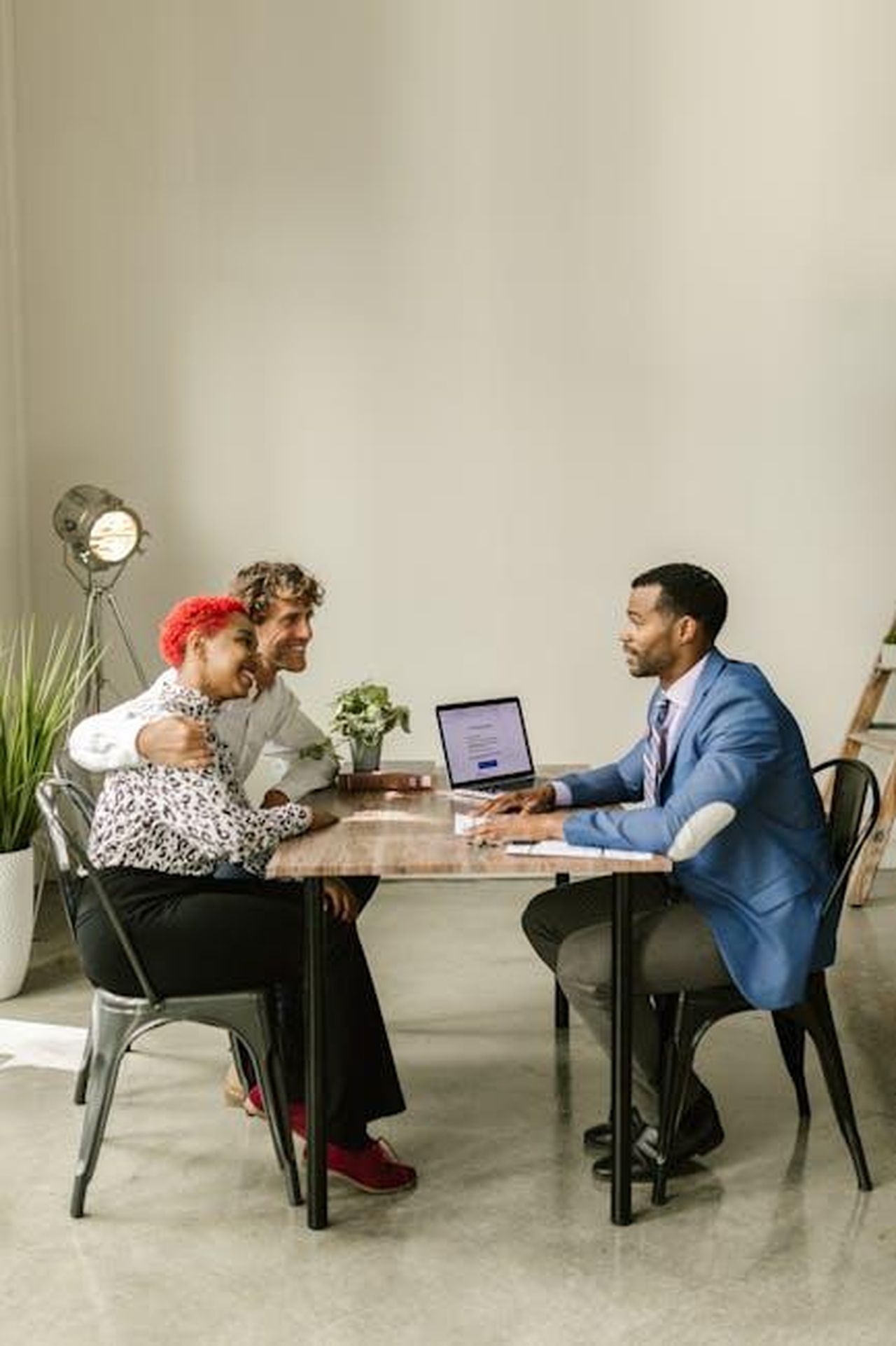 Intervista_congiunta_su_Vogue_38eTGWWs70 - Confidenze24 Source: RDNE Stock project - pexels - A professional financial advisor discusses options with a couple in a modern office setting.