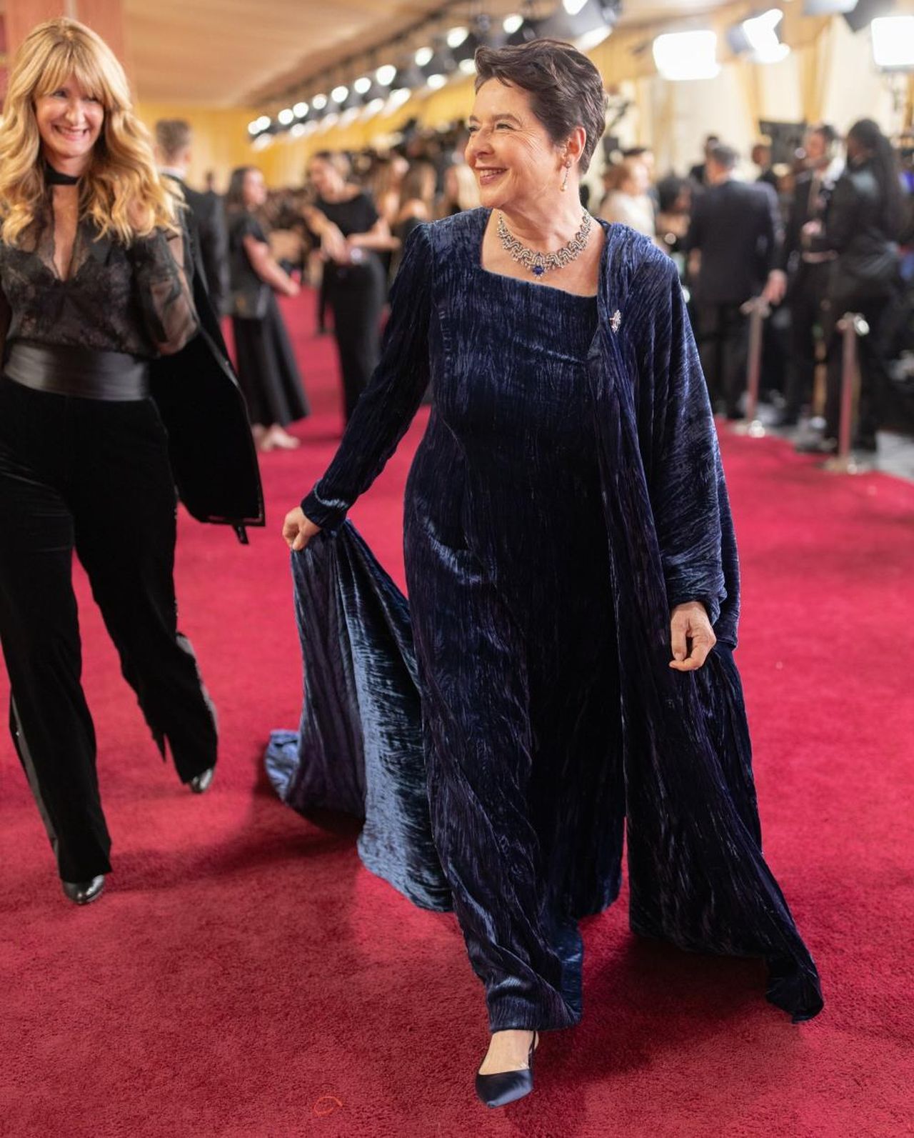 Isabella_Rossellini_e_il_suo_tributo_agli_Oscar_L00REr8d7s - Confidenze24 Isabella Rossellini e il suo tributo agli Oscar Isabella Rossellini in Dolce & Gabbana