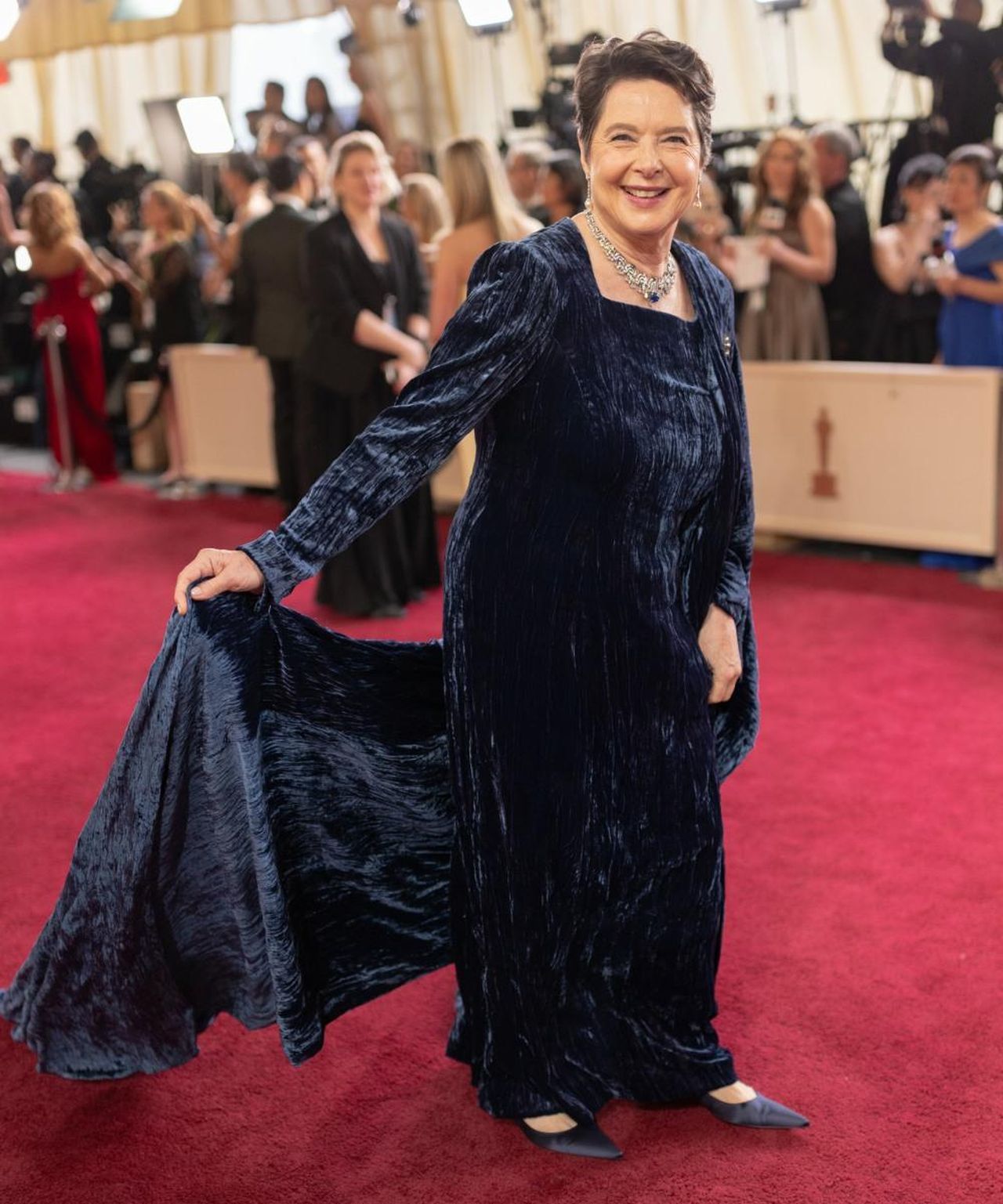 Isabella_Rossellini_e_il_suo_tributo_agli_Oscar_lDfrtyYTaa - Confidenze24 Isabella Rossellini e il suo tributo agli Oscar Isabella Rossellini agli Oscar 2025