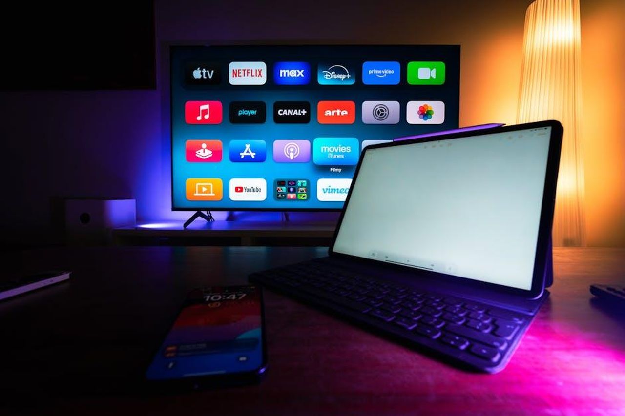 Iwan_Carrington_ha_un_canale_YouTube_H7txQyi9pL - Confidenze24 Source: Jakub Zerdzicki - pexels - A modern home setup with a smart TV and tablet displaying various streaming apps, highlighting the digital lifestyle.