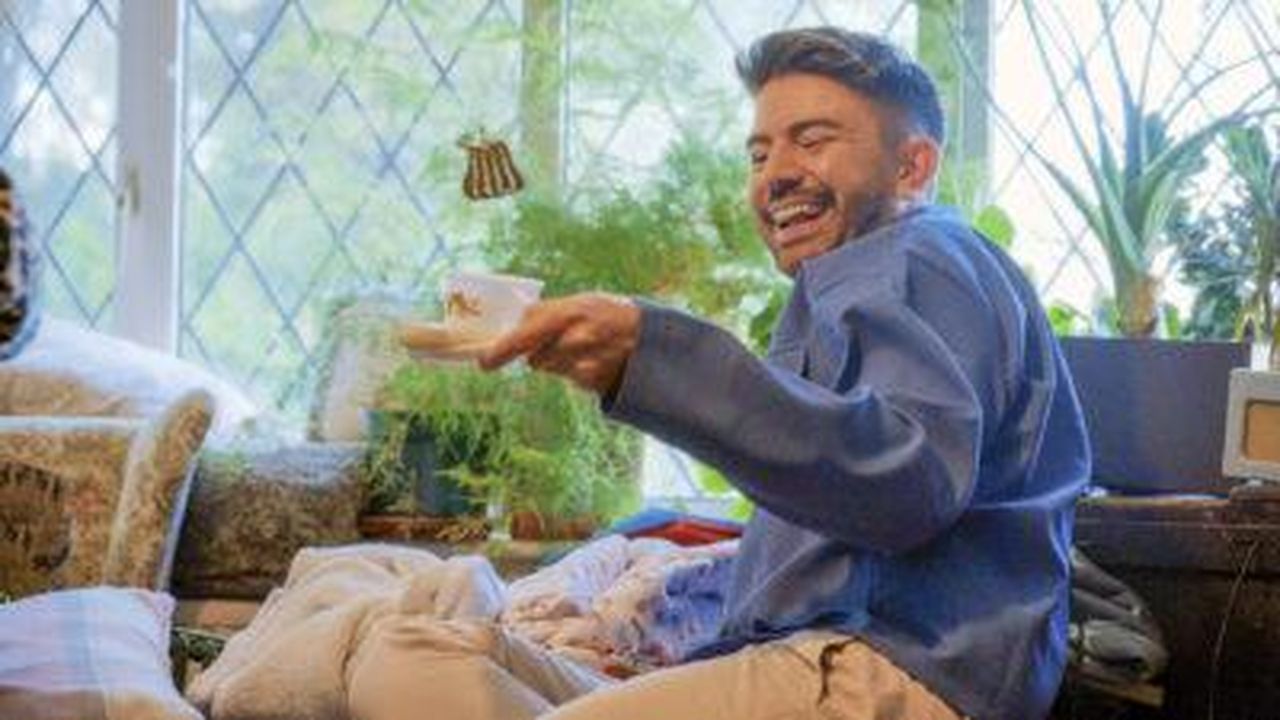 Iwan_Carrington_ha_vissuto_sul_pavimento_della_sua_casa_per_mesi_n182PiAEYC - Confidenze24 Source: BBC - BBC - Iwan Carrington su Sort Your Life Out
