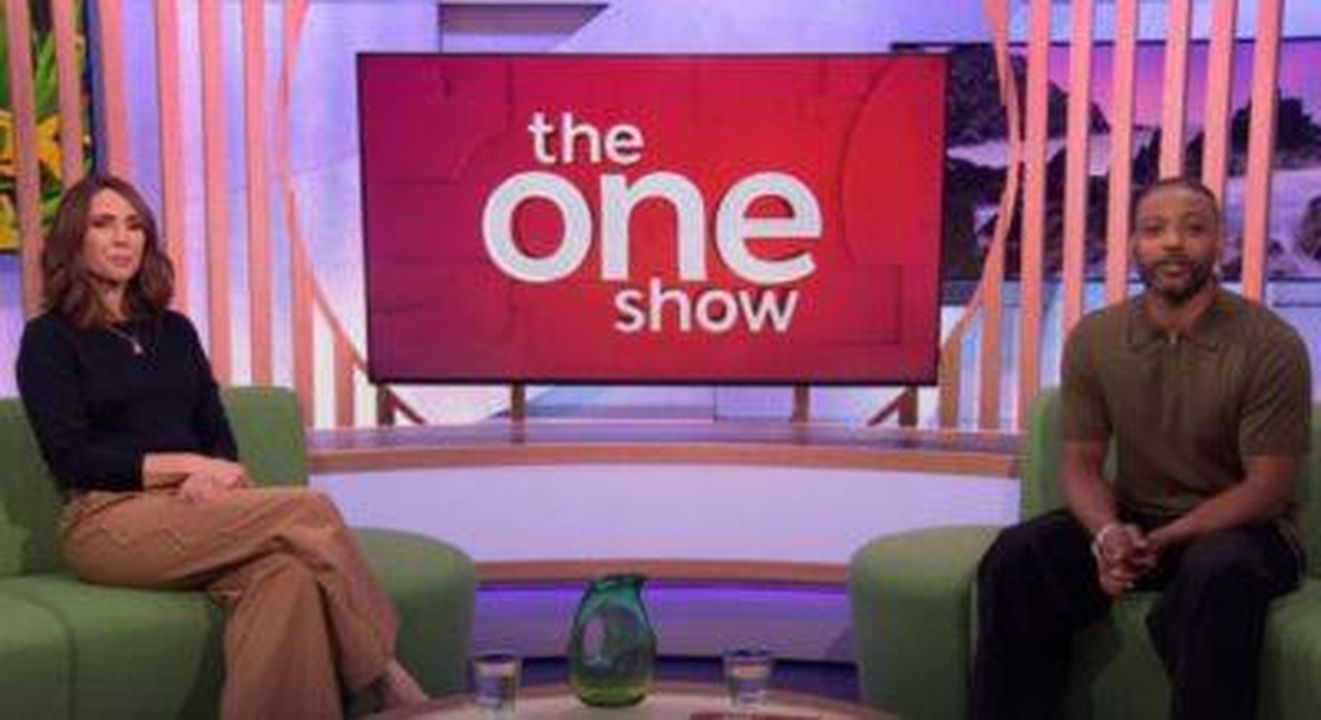 JB_Gill_su_The_One_Show_D44jYwZznE - Confidenze24 Source: BBC - - Alex Jones e JB Gill presentano The One Show