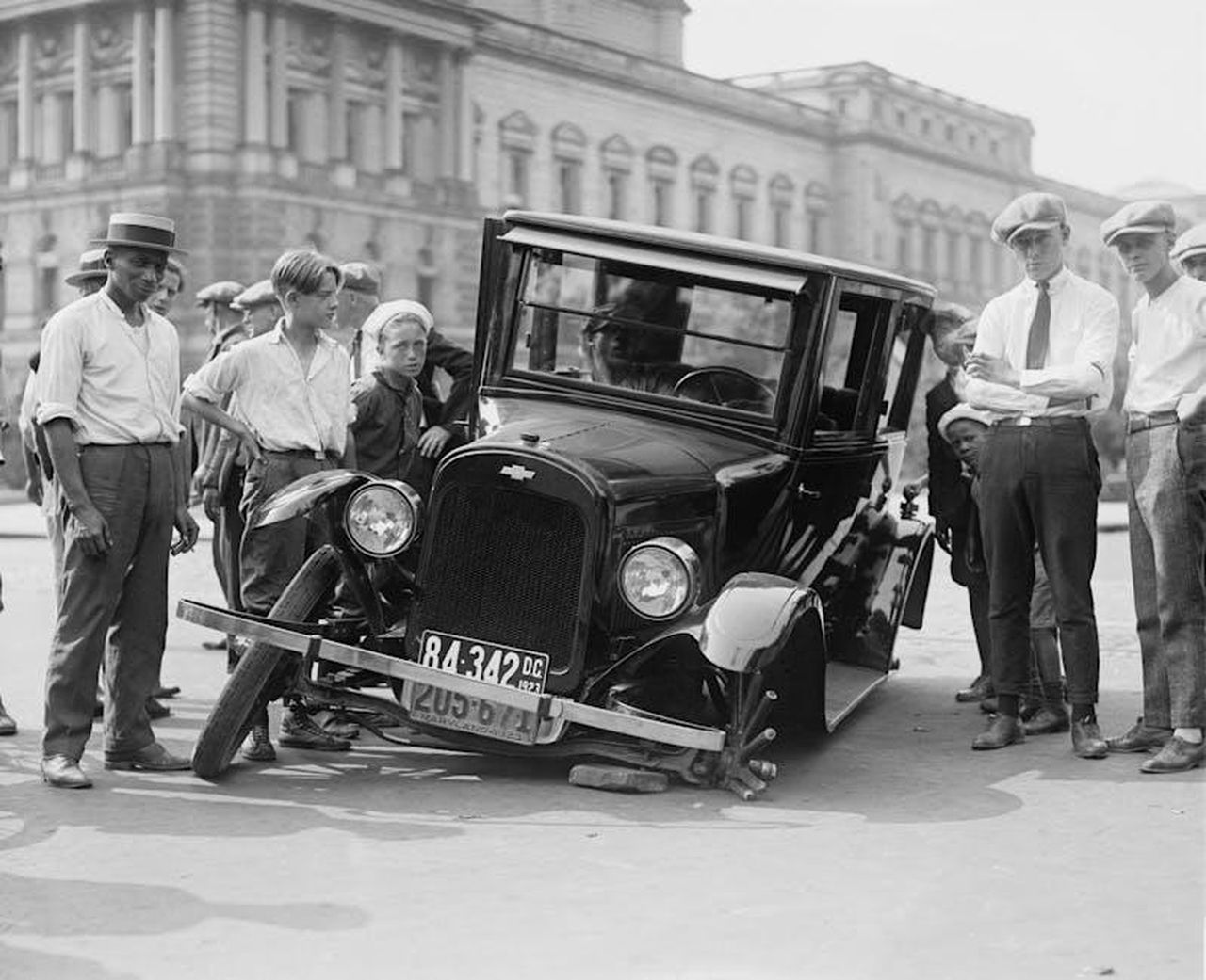 Jack_P_Shepherd_lascer_Coronation_Street_in_un_incidente_YO3ZR8x4cW - Confidenze24 Source: Pixabay - pexels - A vintage car crash attended by a group of onlookers in a 1920s urban setting.