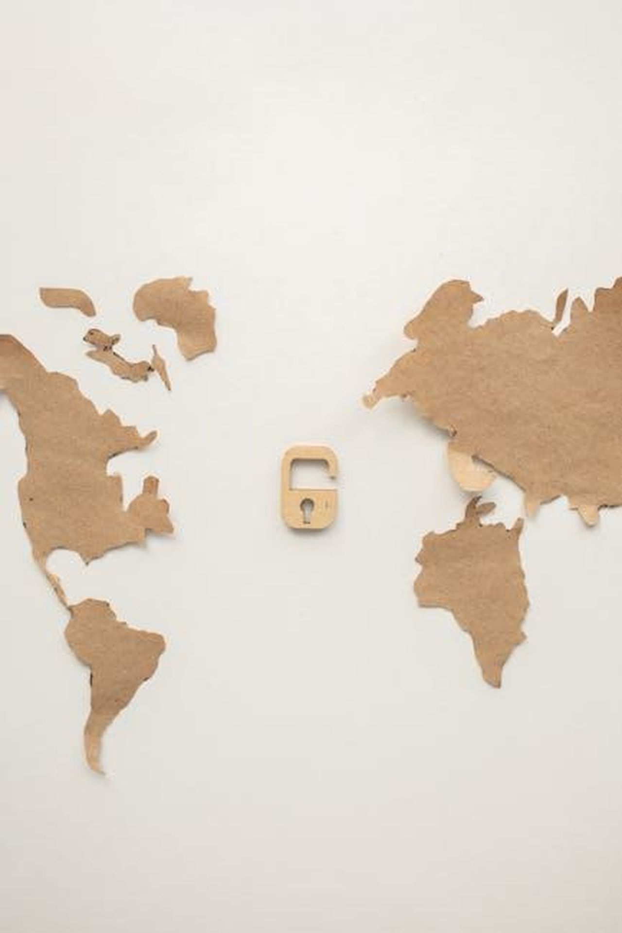 Jacqueline_Jossa_e_Dan_Osborne_si_separano_durante_il_lockdown_DzZ5PIxnou - Confidenze24 Source: Monstera Production - pexels - Creative brown empty world map with continents and decorative wooden lock attached on clean white background in modern light studio