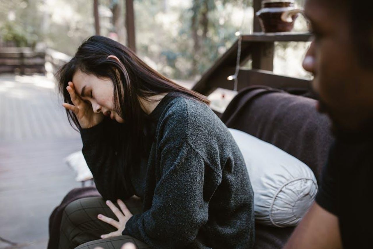 Jacqueline_e_Dan_si_separano_a_causa_di_accuse_di_tradimento_BFkBij1Zz8 - Confidenze24 Source: RDNE Stock project - pexels - A troubled couple sits outdoors during a deeply emotional conversation.