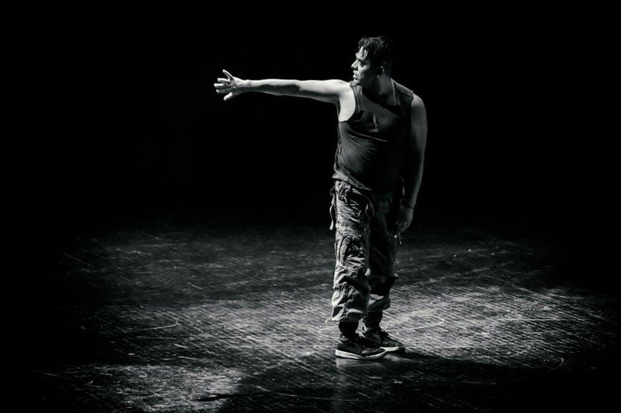 Jae_Suh_Park_ha_nascosto_il_suo_talento_recitativo_alla_famiglia_FrC3ELryeJ - Confidenze24 Source: Genaro Servín - pexels - A male dancer in motion on a dimly lit stage captured in black and white.