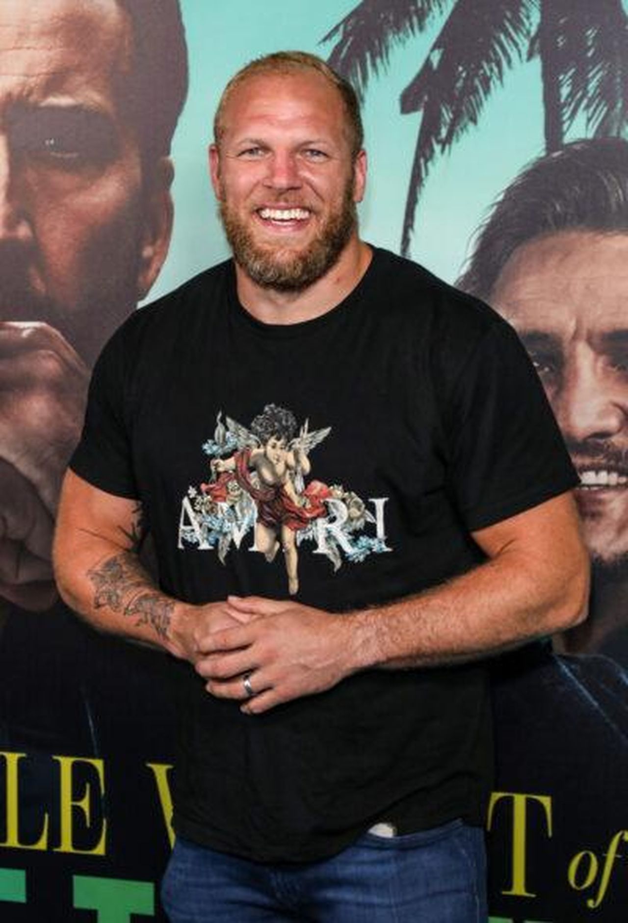 James_Haskell_presenta_la_nuova_fidanzata_al_Cheltenham_yD64KVHMK6 - Confidenze24 Source: Splash News - - James Haskell sorridente in una maglietta nera