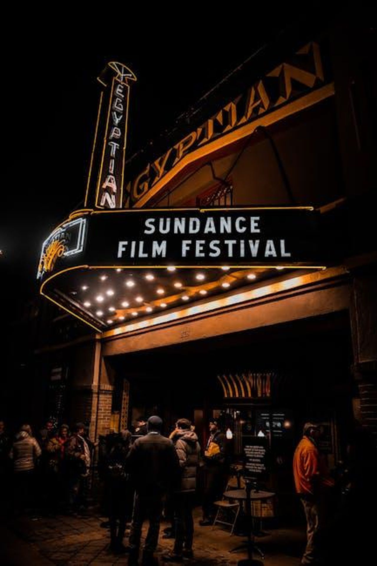 Jamie_Foxx_e_Altri_Ospiti_alla_Premiere_ODxVxH3z6r - Confidenze24 Source: Gela delrose - pexels - Crowds gather outside the illuminated Egyptian Theater during Sundance Film Festival at night.
