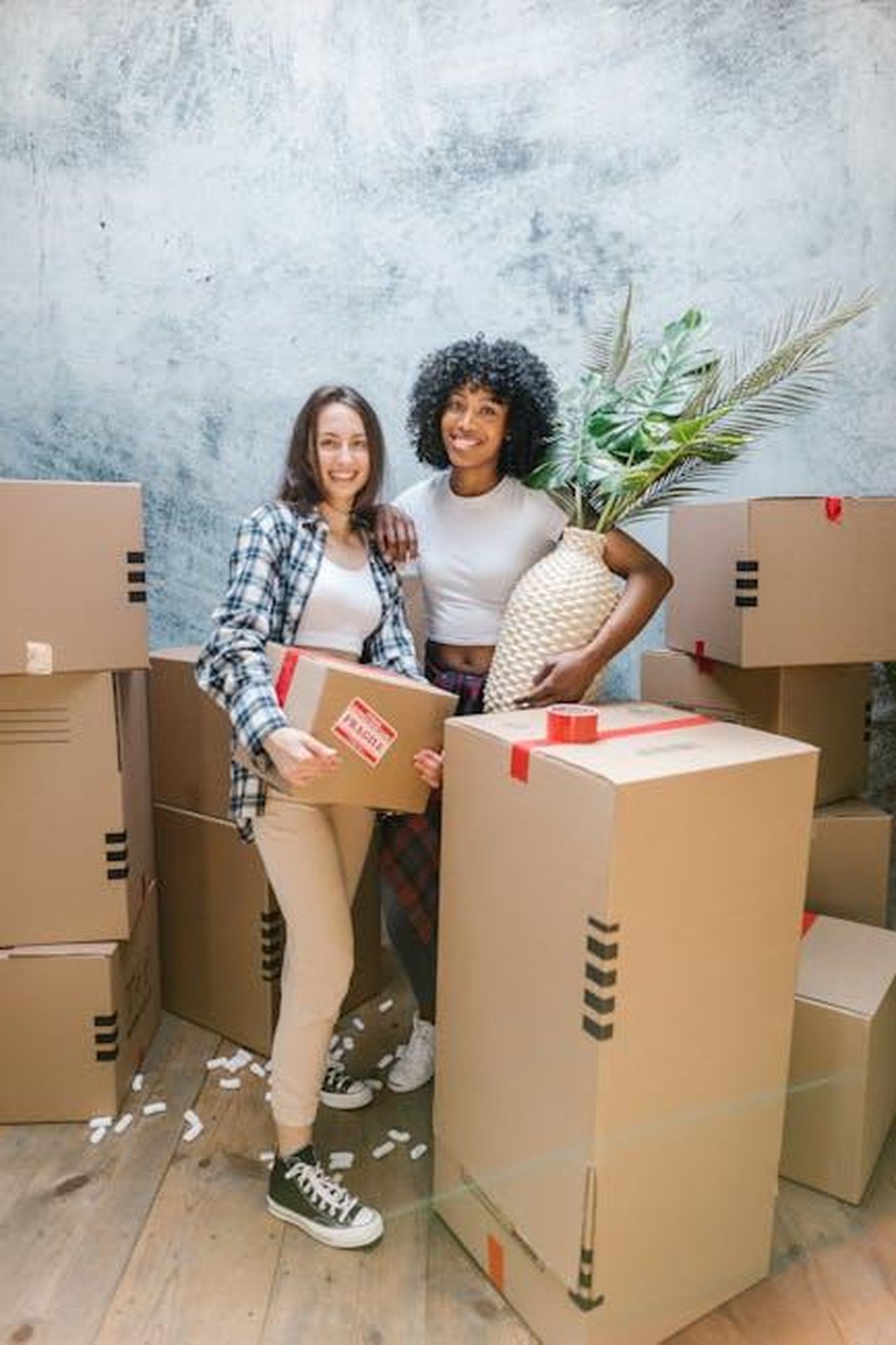 Jamie_e_Louise_vanno_avanti_usuV2BpdG1 - Confidenze24 Source: RDNE Stock project - pexels - A happy couple packing boxes inside their new home, surrounded by moving supplies.