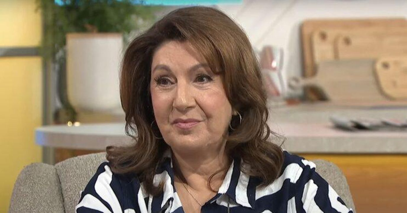 Jane_McDonald_e_la_sua_lotta_contro_la_timidezza_cHYKUhMyQm - Confidenze24 Jane McDonald e la sua lotta contro la timidezza Jane McDonald su Lorraine