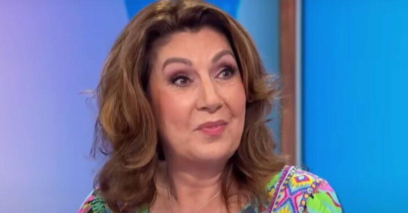 Jane_McDonald_ha_affrontato_sfide_Y65mLJIeAj - Confidenze24 Jane McDonald ha affrontato sfide Jane McDonald ascolta