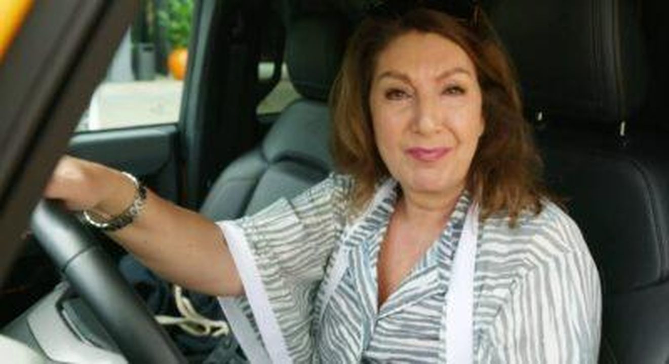 Jane_McDonald_si__adattata_a_una_vita_diversa_WZdDCmXjKh - Confidenze24 Jane McDonald si è adattata a una ‘vita diversa’ Jane McDonald al volante