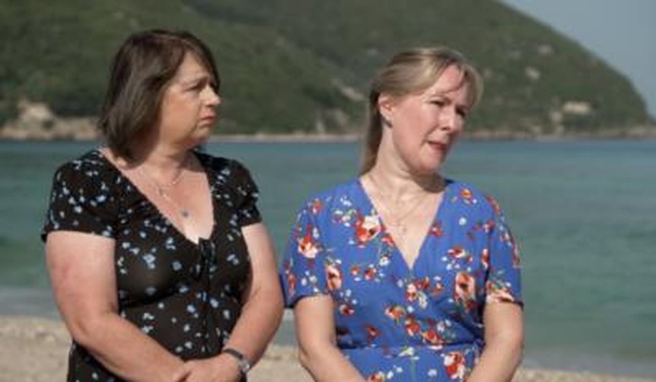 Jasmine_Harman_in_difficolt_su_A_Place_In_The_Sun_aOUhdzqZ6x - Confidenze24 Source: Channel 4 - - Mandy e Emma su A Place in the Sun
