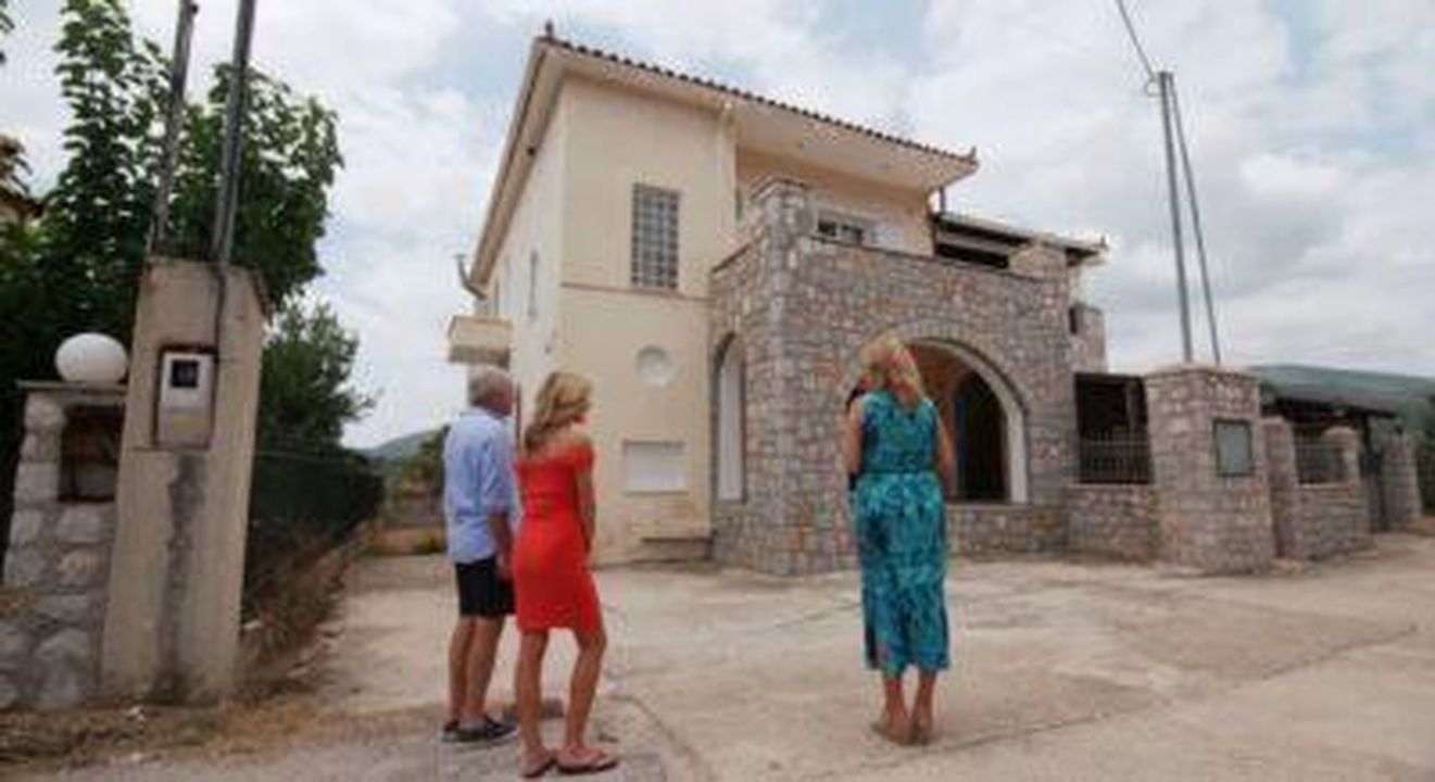 Jasmine_Harman_presenta_la_coppia_Mark_e_Sally_in_Grecia_PVtTQtpqgg - Confidenze24 Source: Channel 4 - - Jasmine mostra la coppia intorno alla proprietà di A Place In The Sun
