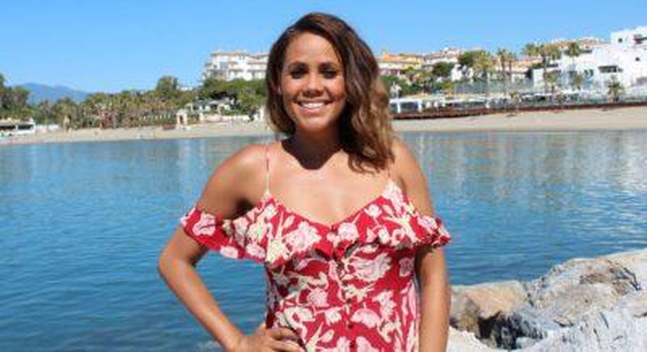 Jean_Johansson_svela_un_segreto_non_trasmesso_PxcBfBLwLE - Confidenze24 Source: Channel 4 - - Jean Johansson sorridente su A Place In The Sun