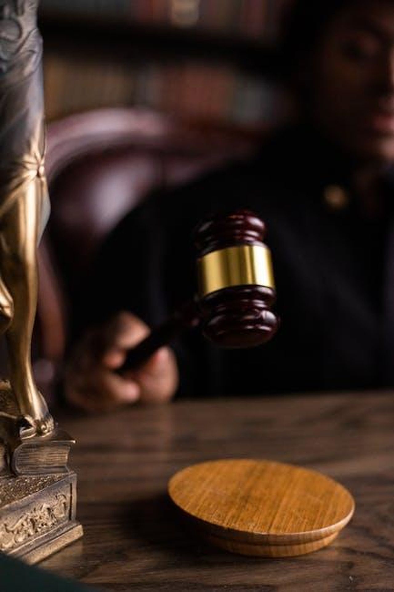 Jeff_Brazier_preoccupato_mKktrtO5J0 - Confidenze24 Source: KATRIN BOLOVTSOVA - pexels - Close-up of a judge holding a gavel, symbolizing justice and law in a courtroom setting.