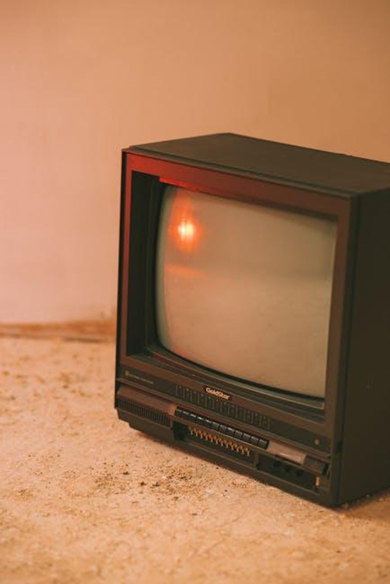 Jemma_sulla_possibilit_di_unirsi_al_panel_UJKdEWsz4i - Confidenze24 Source: Anete Lusina - pexels - Old fashioned television set with cathode ray tube display on rough floor in house