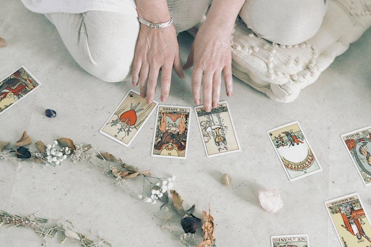 Jennifer_Lopez_Parla_delle_Sue_Esperienze_WOyr6G052e - Confidenze24 Source: Natalie Goodwin - pexels - tarot with hands