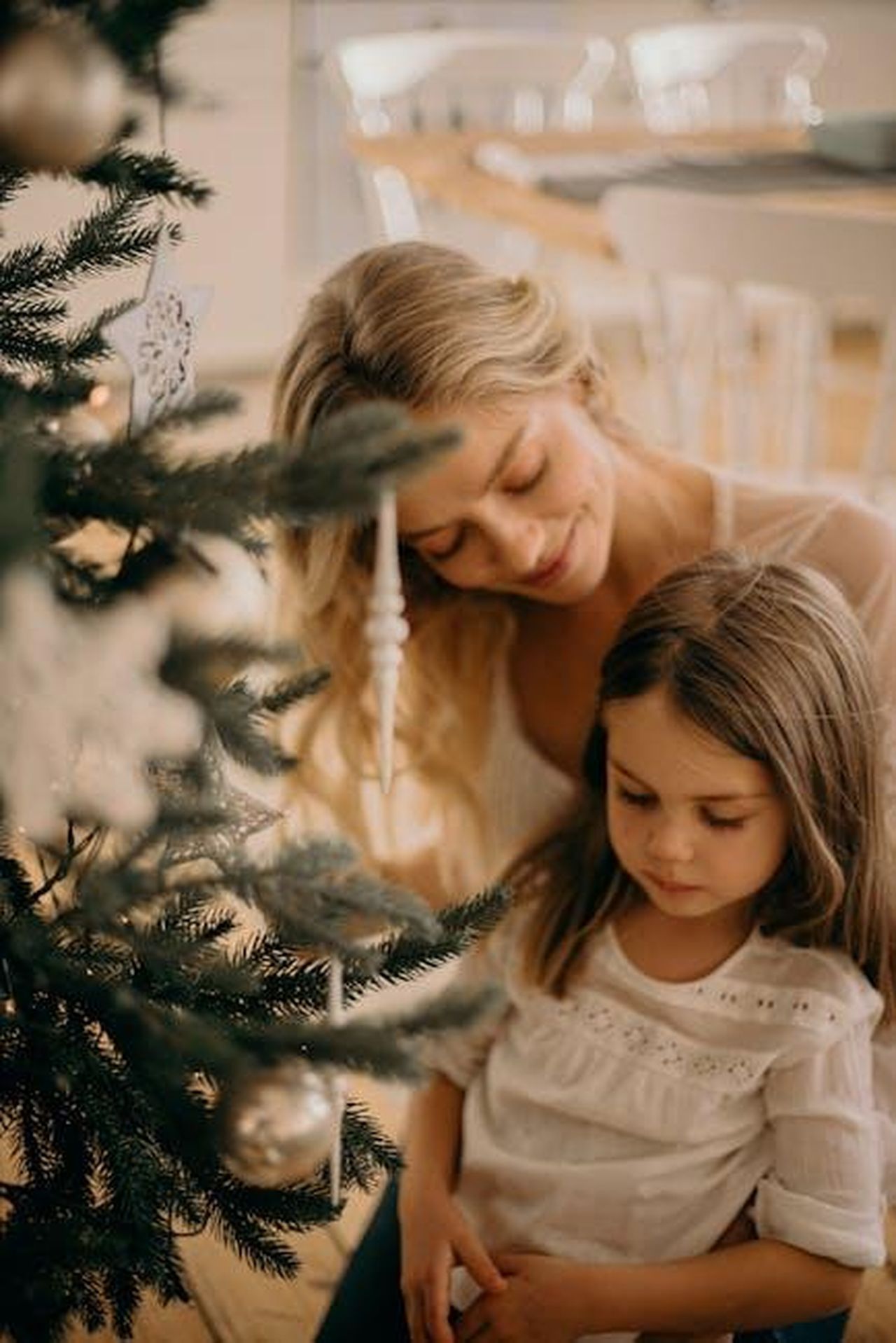 Jennifer_Lopez_celebra_i_suoi_figli_su_Instagram_i7iScy4ETC - Confidenze24 Source: cottonbro studio - pexels - A mother and daughter enjoy decorating a Christmas tree at home, capturing warmth and holiday spirit.