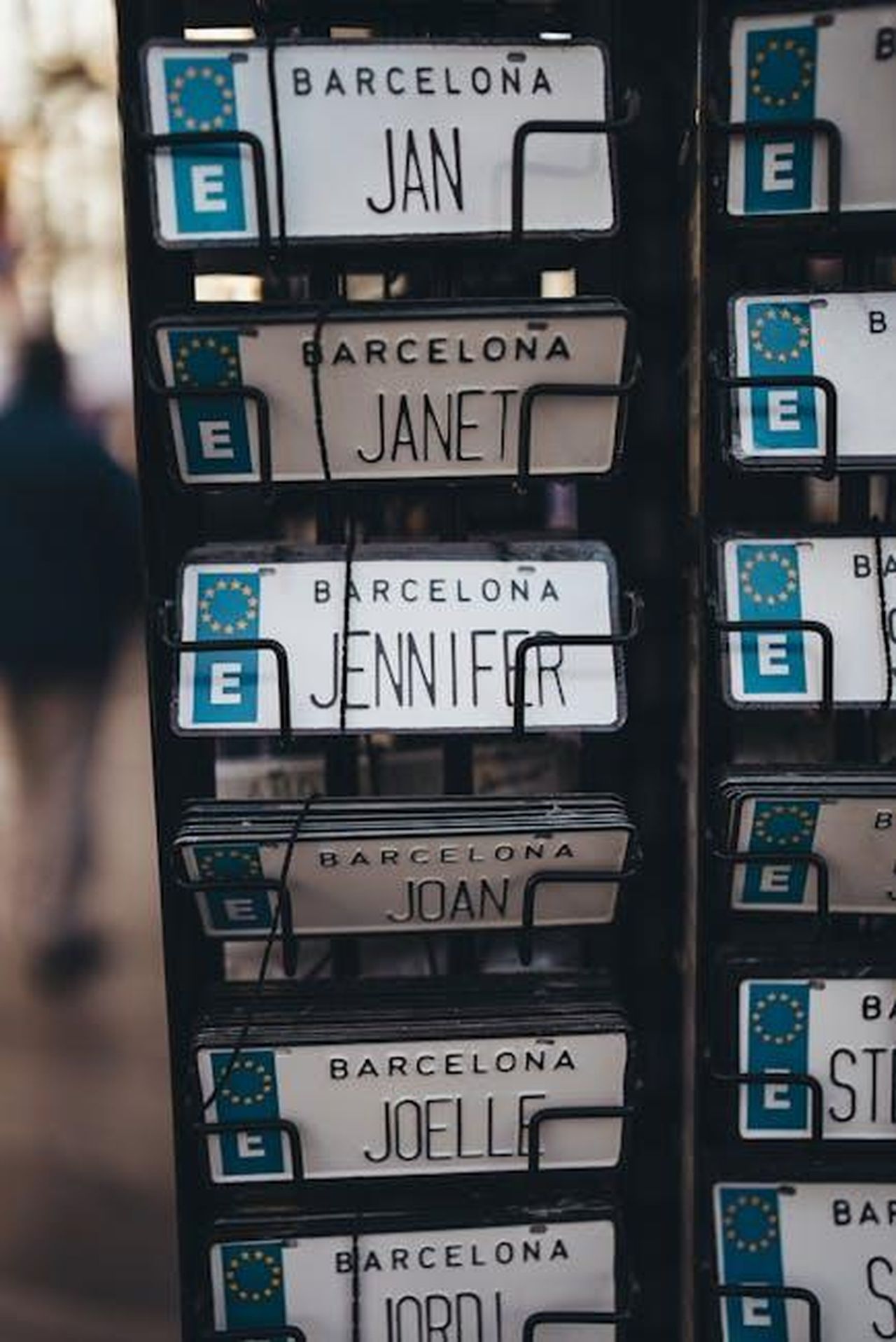 Jennifer_Lopez_e_la_sua_carriera_attuale_zyw00aLlb6 - Confidenze24 Source: Omar Ramadan - pexels - Close-up of personalized name license plates for sale in Barcelona, Spain.