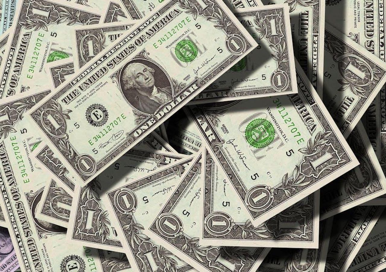 Jenny_riceve_un_guadagno_inaspettato_KGsoLX1irn - Confidenze24 Source: Pixabay - pexels - Close-up of scattered US dollar bills symbolizing finance and wealth.
