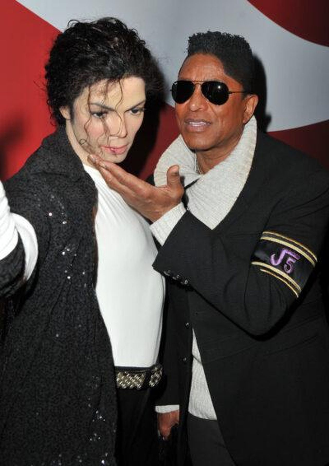 Jermaine_ha_dichiarato_che_suo_fratello_Michael_Jackson_non_era_colpevole_8ouUAkY0U4 - Confidenze24 Jermaine ha dichiarato che suo fratello Michael Jackson non era colpevole Jermaine Jackson e una statua di cera di Michael Jackson