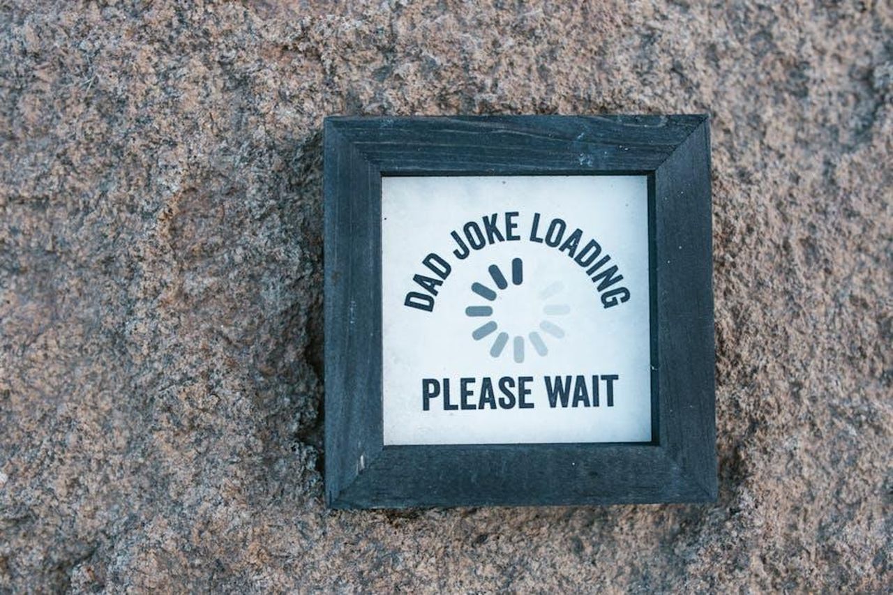 Jess_Hilarious_Dice_che_Non_Litigher_Mai_Online_con_il_Suo_Ex_66lbQCp9oT - Confidenze24 Source: RDNE Stock project - pexels - Humorous framed sign with loading symbol, perfect for Father's Day or dad humor enthusiasts.