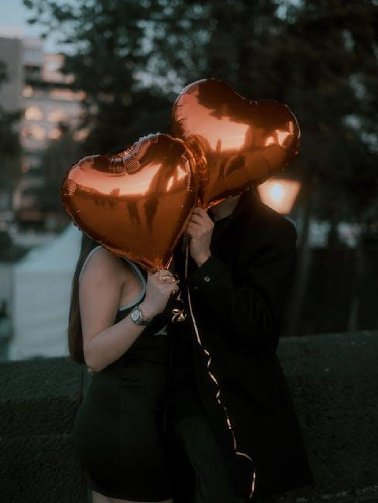 Jessica_Alba_pronta_a_divertirsi_dopo_il_divorzio_7H1uNpZkxq - Confidenze24 Source: Gerardo Manzano - pexels - A couple holding heart-shaped balloons embracing in an outdoor setting with a romantic vibe.