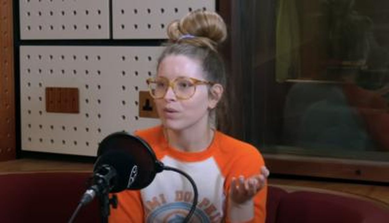 Jessie_racconta_al_suo_ragazzo_avmpsclpHY - Confidenze24 Source: Youtube - - Jessie Cave durante il podcast