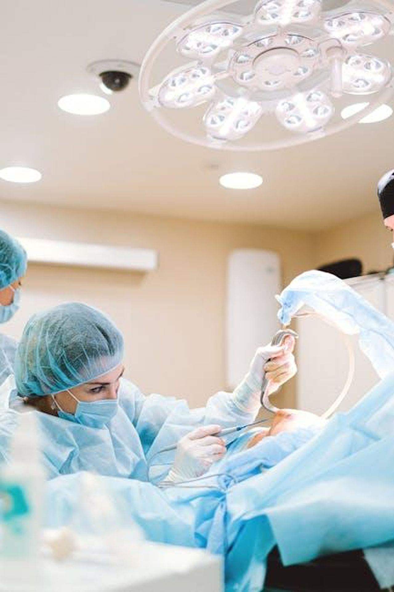 Jesy_Nelson_spera_e_prega_per_il_meglio_lQkAcLH9sp - Confidenze24 Source: Anna Shvets - pexels - Team of surgeons working in a sterile operating room environment with focus and precision.