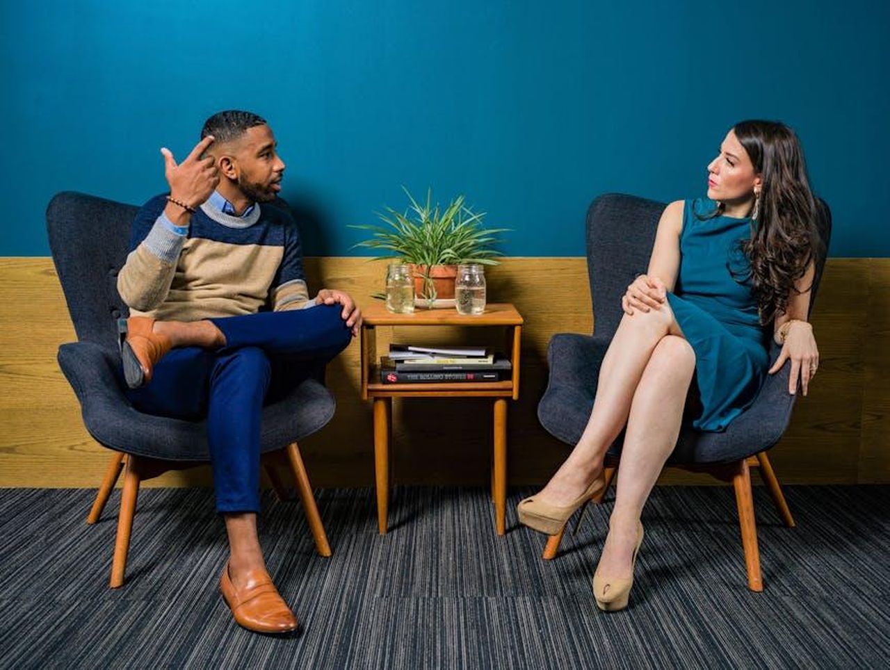 Joy_Behar_e_il_Suo_Ruolo_in_The_View_NL7kOA0LMI - Confidenze24 Source: Jopwell - pexels - Two professionals in business attire engage in a thoughtful discussion sitting in a stylish, modern room.