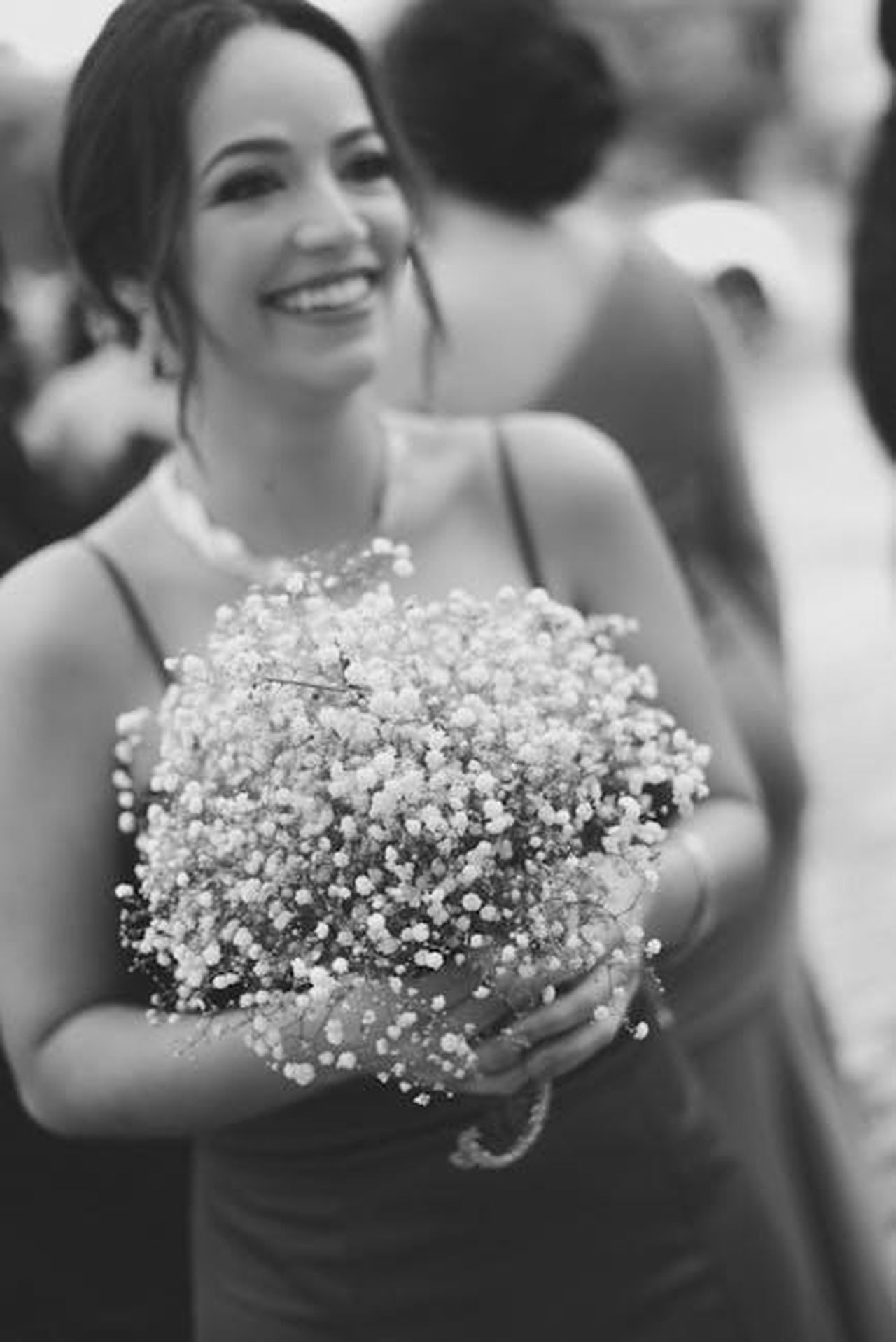 KSI_sostituisce_Bruno_Tonioli_su_BGT_0Ub6gch9jY - Confidenze24 Source: Yasmin Roberti - pexels - A smiling woman at a wedding holding a delicate bouquet of baby's breath flowers.